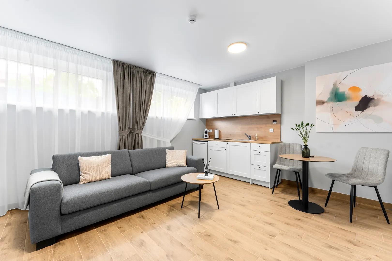 Erdvūs apartamentai su dvigule lova ir svetaine