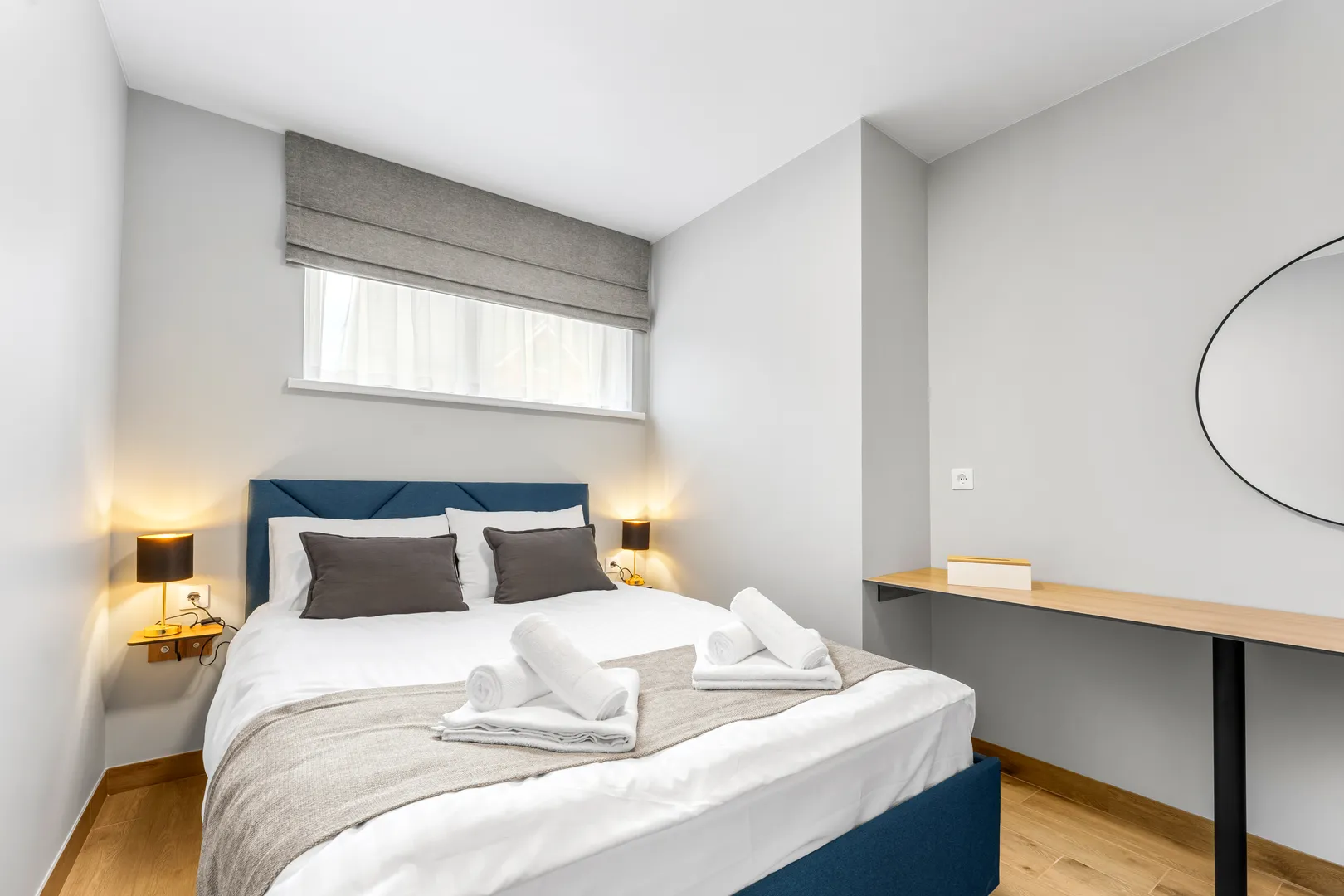 Erdvūs apartamentai su dvigule lova ir svetaine nuotrauka 3
