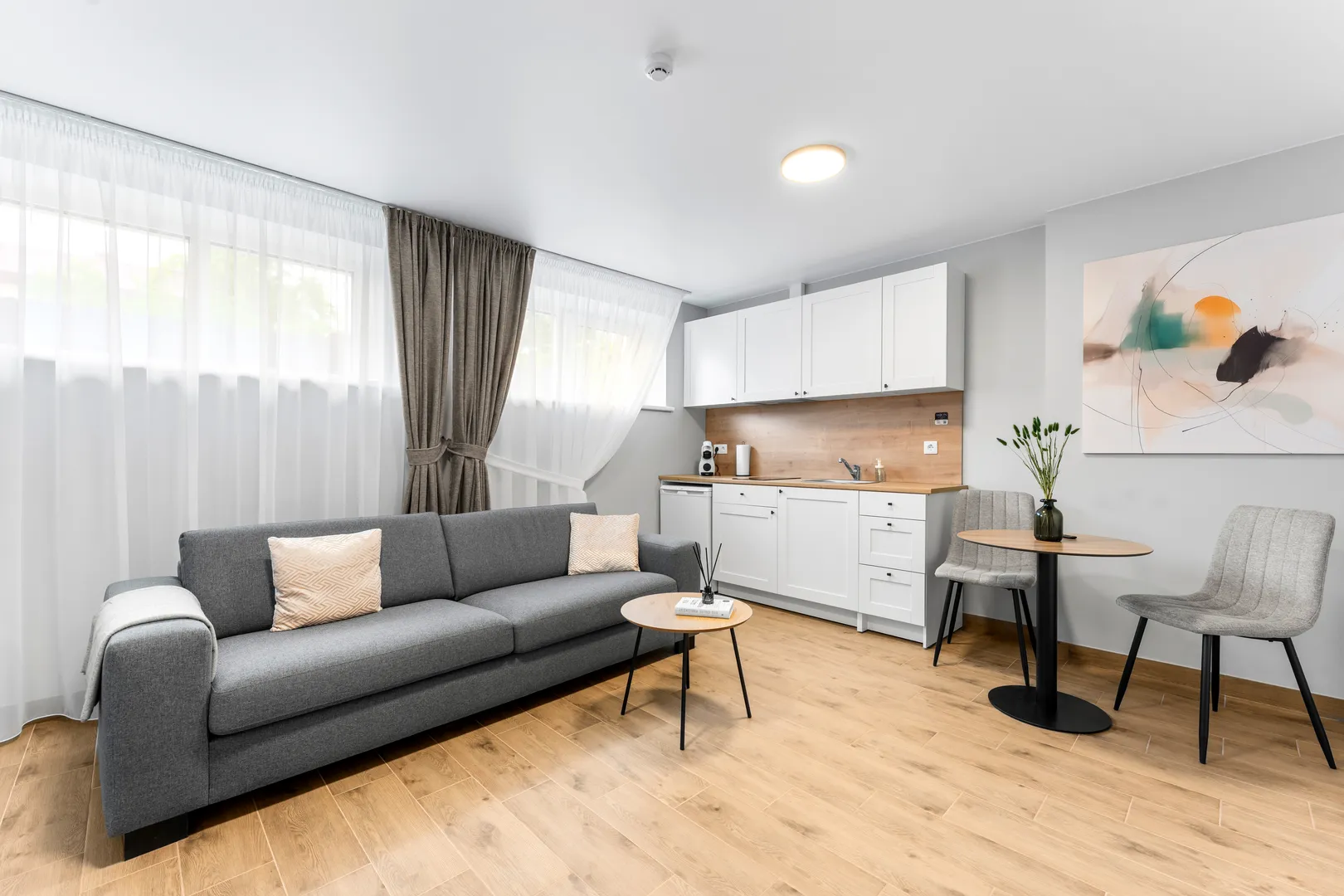 Erdvūs apartamentai su dvigule lova ir svetaine nuotrauka 1