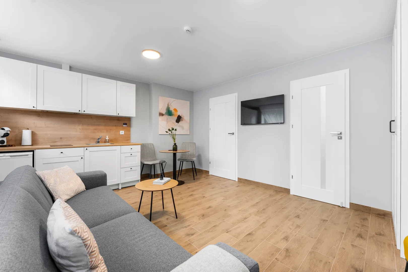 Erdvūs apartamentai su dvigule lova ir svetaine nuotrauka 2